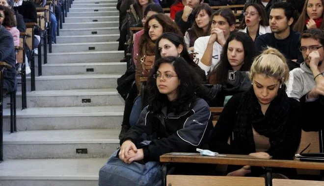 Πανελλαδικές: Οι πρυτάνεις ζητούν μείωση εισακτέων κατά 50%