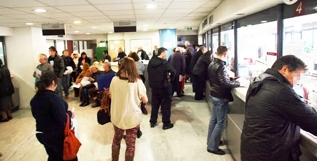 Οδηγούν και τους φτωχούς στην καταστροφή: Φορολογούν ακόμα και αυτούς που αμείβονται με 580 ευρώ!