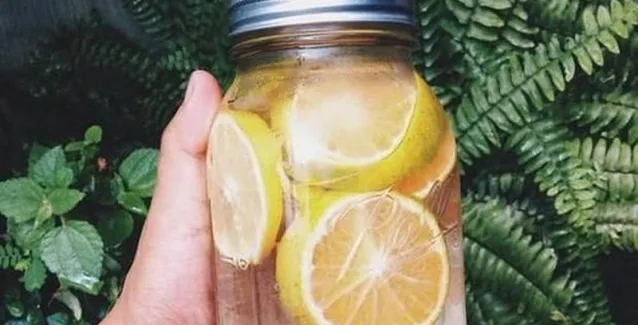 Νερό με λεμόνι: Πρέπει να το πίνουμε ή όχι; Τι ισχύει τελικά;