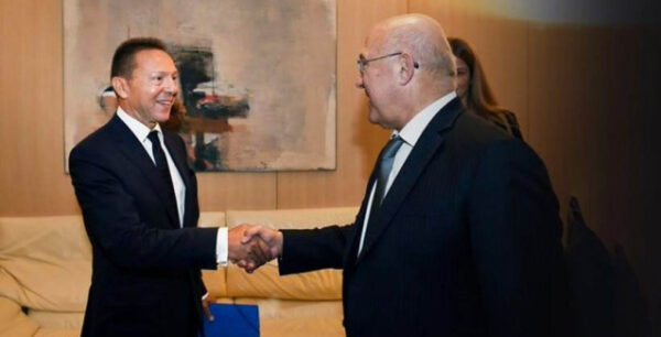 Η Αθήνα δίνει συντάξεις και αφορολόγητο και παίρνει χρέος και πλεονάσματα