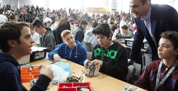 Μητσοτάκης στα παιδιά του διαγωνισμού Ρομποτικής: Να κυνηγάτε τα όνειρά σας