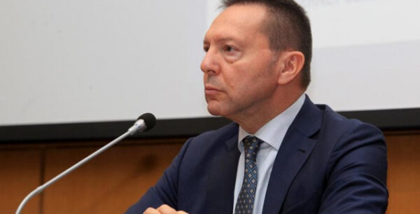 Στουρνάρας: Η χώρα δεν βγαίνει από τα μνημόνια