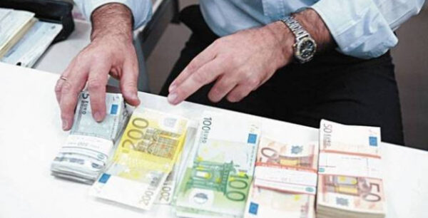 Καταθέσεις 4 δισ. ευρώ “έκαναν φτερά” από τις τράπεζες