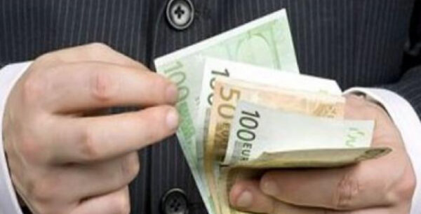 “Κατρακυλάει” ο κατώτερος μισθός στην Ελλάδα!