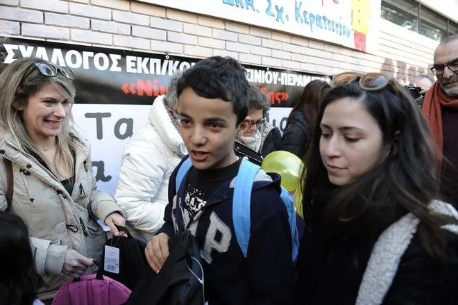 Κερατσίνι: Θερμή υποδοχή για τα προσφυγόπουλα του 5ου δημοτικού σχολείου