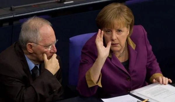 Όχι Σόιμπλε και Μέρκελ σε ενδεχόμενο πάγωμα των ελληνικών επιτοκίων