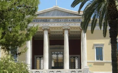 Κατάληψη από 30 αγνώστους στο Πολυτεχνείο – Δεν επιτρέπουν την είσοδο και τον εορτασμό