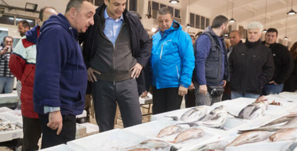 Επίσκεψη Κυριάκου Μητσοτάκη στην ιχθυόσκαλα Πειραιά (Βίντεο)