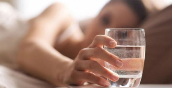 Νερό με άδειο στομάχι το πρωί: Τι δημιουργεί στον οργανισμό