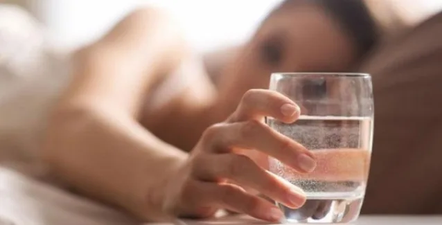 Νερό με άδειο στομάχι το πρωί: Τι δημιουργεί στον οργανισμό