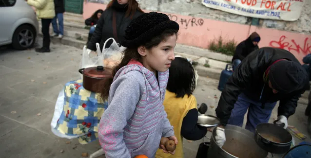 Reuters: Η Ελλάδα κατατάσσεται στη θέση της 3ης φτωχότερης χώρας  – μέλους της Ε.Ε