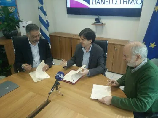 Ο Μπαξεβανάκης υπέγραψε συνεργασία με ΕΑΠ και ΠΔΕ Δυτικής Ελλάδας, ηλεκτρονικοί υπολογιστές  για τα προσφυγόπουλα στη Μυρσίνη Ηλείας