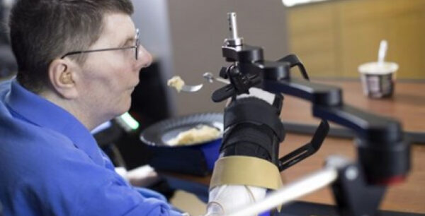 Πλήρως παράλυτος τρώει και πίνει ξανά μόνος του! Ένα ιατρικό θαύμα