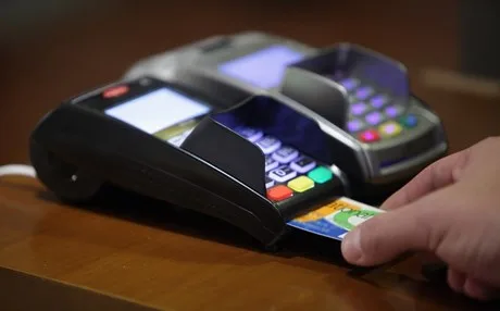 Κόλπα με τις αποδείξεις των POS. Μπαράζ ελέγχων και διασύνδεση με το Taxis