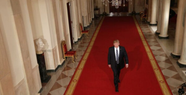 Σαφή θέση από τον Τραμπ για το ελληνικό ζήτημα αναμένει η ευρωζώνη