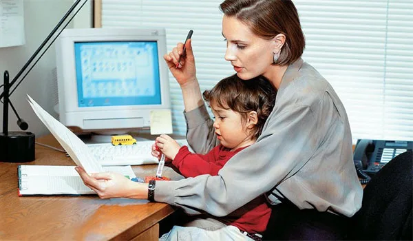 Ποιες μητέρες ανηλίκων με 25ετία βγαίνουν στη σύνταξη από τα 55 έως τα 62