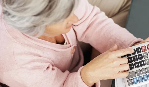 Ποιες γυναίκες κλειδώνουν σύνταξη πριν από τα 67 σε ΟΑΕΕ και ΕΤΑΑ