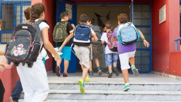 Ένας στους πέντε μαθητές επιστρέφει στο σπίτι από το σχολείο χωρίς κανένας να τους περιμένει