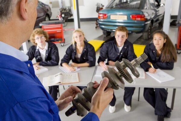 ΥΠΠΕΘ: Σχετικά με την ομαδοποίηση ειδικοτήτων στα ΕΠΑΛ