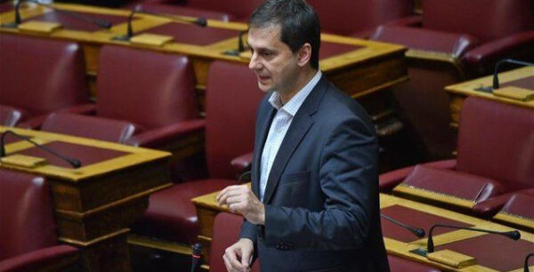 Θεοχάρης: Ο ΣΥΡΙΖΑ υπογράφει το 4ο μνημόνιο