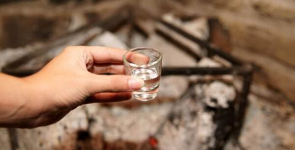 Αύξηση του φόρου κατανάλωσης σε τσίπουρο και τσικουδιά ζητά η Κομισιόν