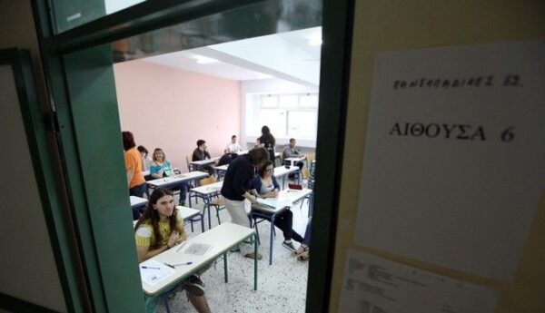 Τέλος στην ‘διαγωγή κοσμία’ βάζει το υπουργείο Παιδείας