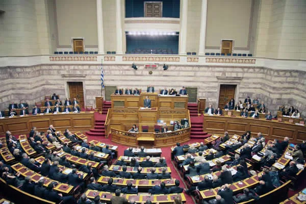 Χρυσά αναδρομικά σε συνταξιούχους βουλευτές έως 100.000 ευρώ.