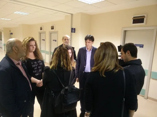 Ο  Δημήτρης Μπαξεβανάκης με τους μαθητευόμενους της τάξης μαθητείας των ΕΠΑΛ στο νοσοκομείο Πύργου