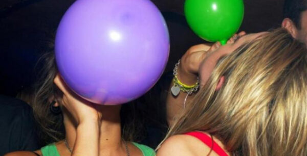 Αέριο γέλιου: Τι είναι και γιατί είναι πολύ επικύνδυνο;