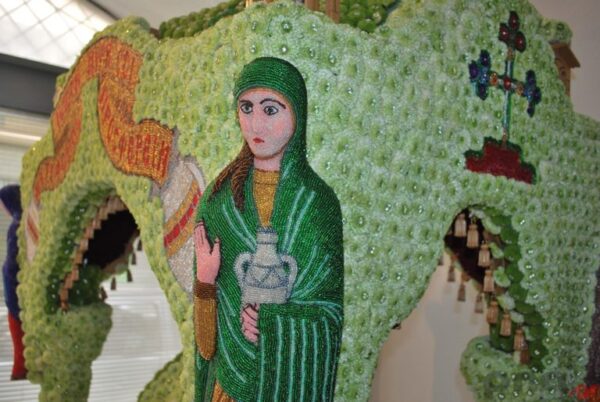 Μεγάλη Παρασκευή: Ο επιτάφιος με τα 7.000 χρυσάνθεμα