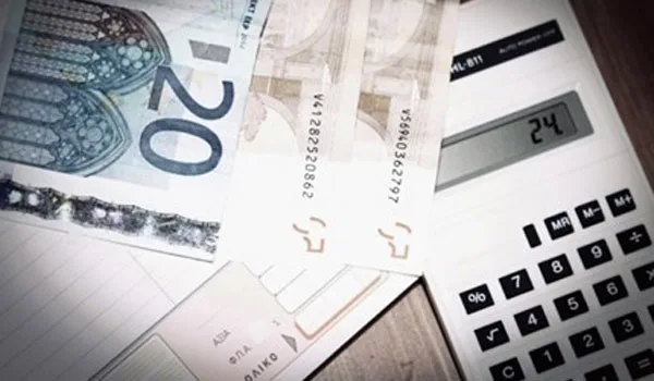 Τι προβλέπει το μνημόνιο για το αφορολόγητο: Ψαλίδι έως 650€ στην έκπτωση φόρου