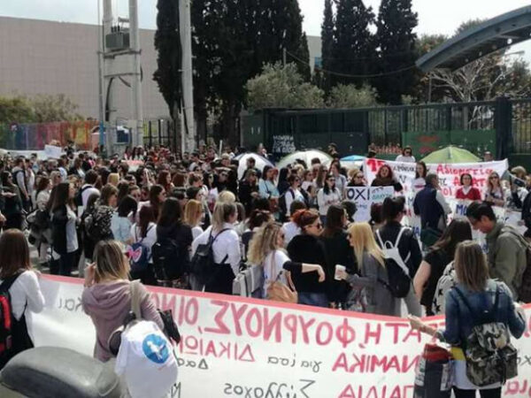 Το Υπ.Παιδείας περικυκλώθηκε από εκατοντάδες αναπληρωτές. Ορίστηκε την Πέμπτη συνάντηση με τον Κώστα Γαβρόγλου