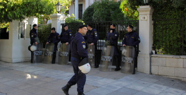 Αντιεξουσιαστές προσπάθησαν να εισβάλουν στον περίβολο του Μαξίμου