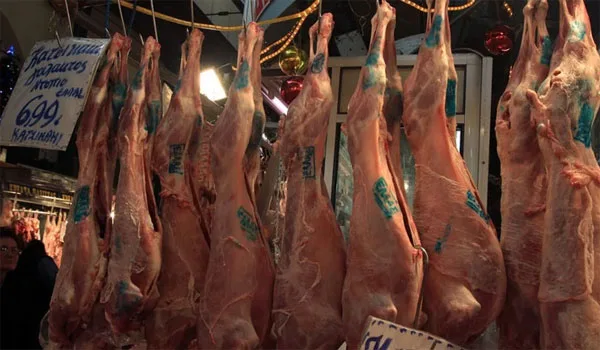 Κατέσχεσαν ακατάλληλα κρέατα στην αγορά του Πειραιά