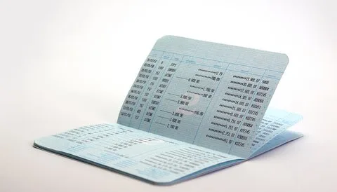 Καταργούνται τα βιβλιάρια τραπεζικών καταθέσεων. Τι αλλάζει