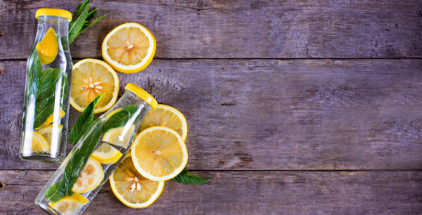 Νερό με λεμόνι: Μύθοι και αλήθειες για τα οφέλη του στην υγεία