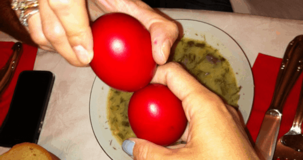 Γιατί τσουγκρίζουμε αυγά το Πάσχα