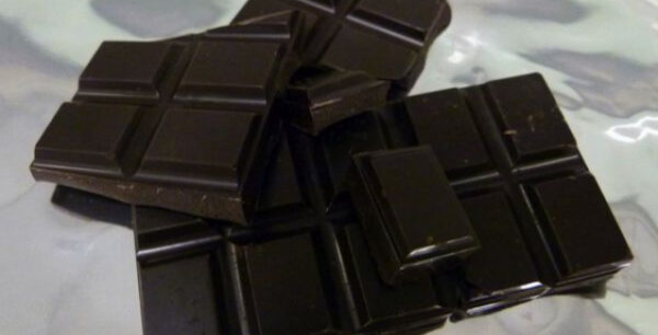 Η μαύρη σοκολάτα προστατεύει τον εγκέφαλο και τη μνήμη