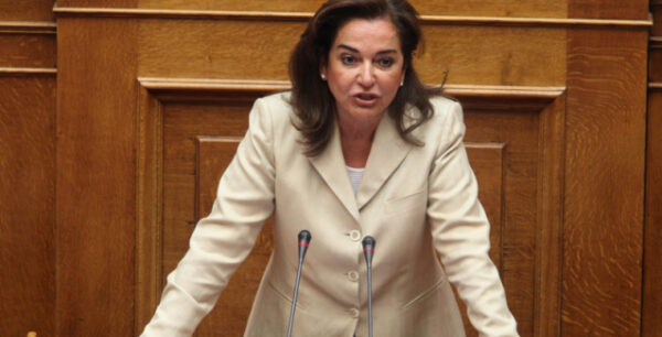 Μπακογιάννη κατά Κουρουμπλή: Χυδαίος και ξεφτιλισμένος