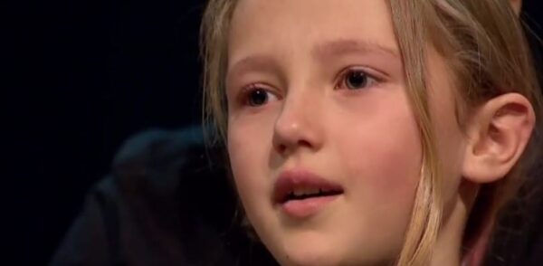 Συγκινητικό: 9χρονη ξύρισε το κεφάλι της για να συμπαρασταθεί στον αδερφό της