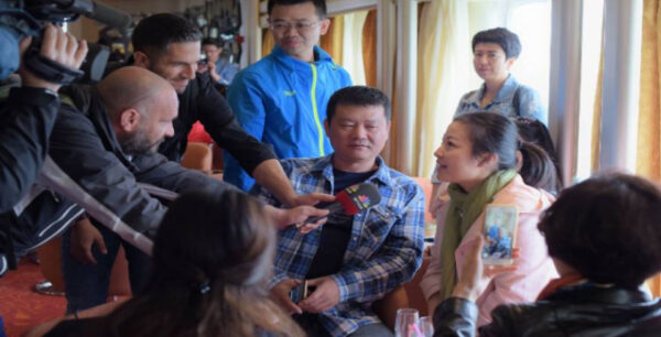 Έφτασαν οι πρώτοι οργανωμένοι Κινέζοι τουρίστες για κρουαζιέρες στα νησιά (φωτό)