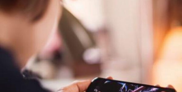 Οι κίνδυνοι από την ακτινοβολία των κινητών – Προσοχή στα παιδιά