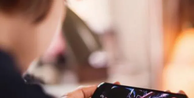 Οι κίνδυνοι από την ακτινοβολία των κινητών – Προσοχή στα παιδιά