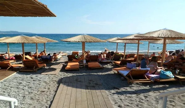 Φόρος και στην χρήση ξαπλώστρας στην παραλία