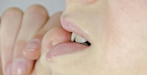 Τρώτε τα νύχια σας; Οι 7 κίνδυνοι για την υγεία σας