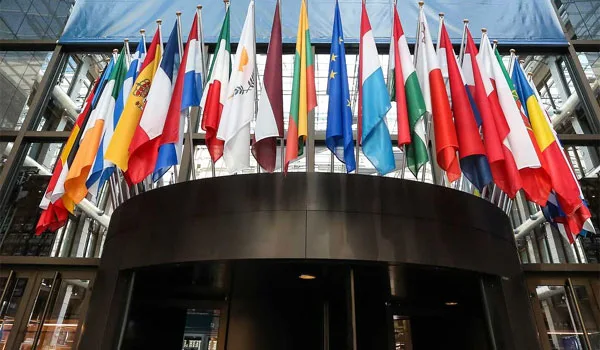 Handelsblatt: Τα κόκκινα δάνεια στην ατζέντα των 27 ΥΠΟΙΚ της ΕΕ