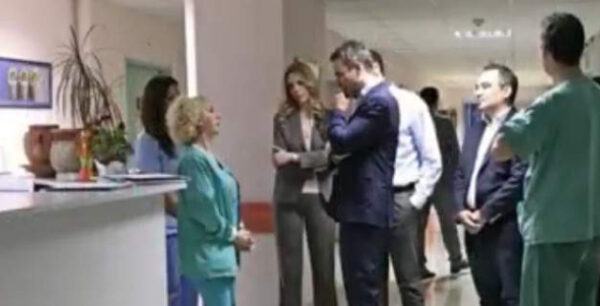 Ξαφνική επίσκεψη Μητσοτάκη στο Νοσοκομείο Παίδων “Αγία Σοφία” (βίντεο)