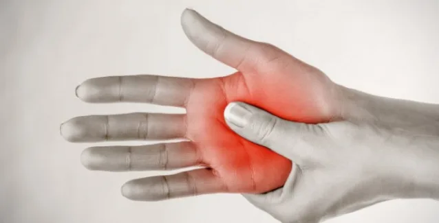 Μούδιασμα στα άκρα: Όλες οι ύπουλες αιτίες – Πότε πρέπει να πάτε στο γιατρό