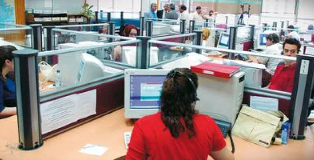 Αυξάνονται οι μισθοί στο Δημόσιο, μειώνονται στον ιδιωτικό τομέα