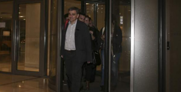 Ναι σε όλα για τη συμφωνία – Συζητούν νέα μείωση συντάξεων